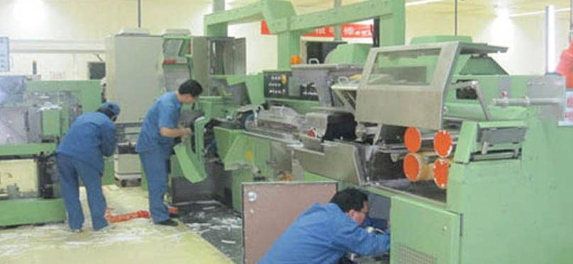 員工在進行金屬分選機維護