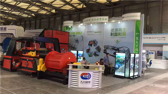 員工靜坐商量展會(huì)具體事宜